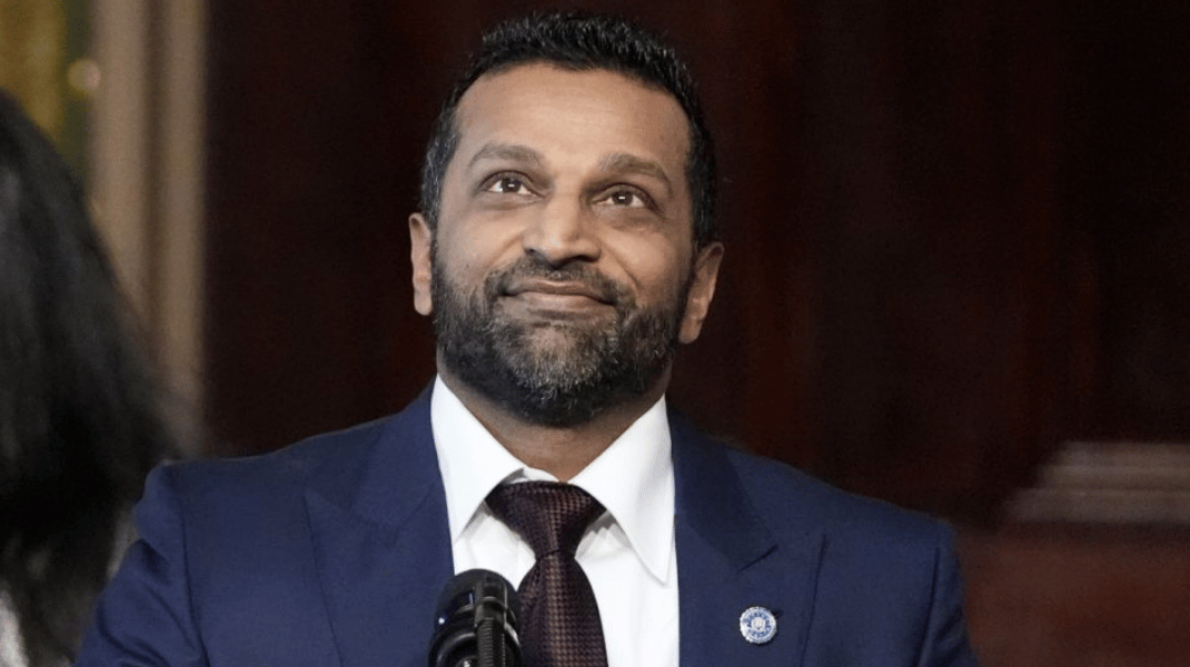 Ce i-ar cere șeful FBI lui Moș Crăciun? Biroul e pus la cheltuială, pentru că boss-ul vrea o mașină de serviciu de lux