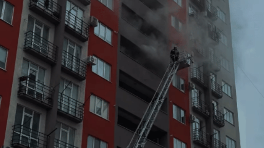 Incendiu în blocul unei influencere cunoscute de la noi! „E groaznic, unii vecini au rămas blocați”