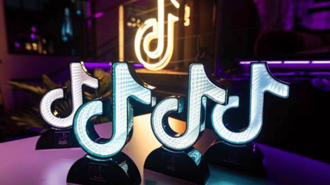 Like-urile s-au transformat în trofee. La Hollywood a avut loc prima gală a Premiilor TikTok